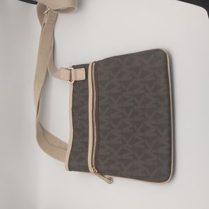 MICHAEL Micheal Kors logo print diagonal shoulder bag excellent condition